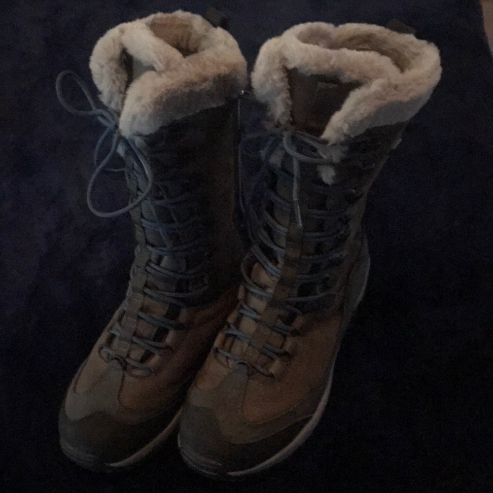 These are Merrell waterproof winter boots the color is this brown with very soft